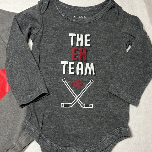 0-3M Elmo and Hockey - Canada themed onesies bundle - Picture 6 of 8